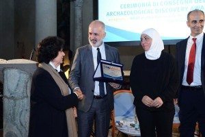 Dominique Garcia riceve il premio della II edizione dal Sottosegretario MiBACT Ilaria Borletti Buitoni e da Fayrouz Asaad