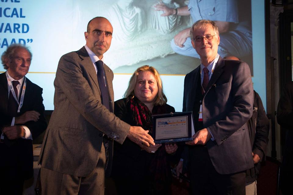 L’archeologa greca Katerina Peristeri, responsabile degli scavi ad Amphipolis, riceve il premio della prima edizione dell'International Archaeological Khaled Al-Asaad alla BMTA 2015